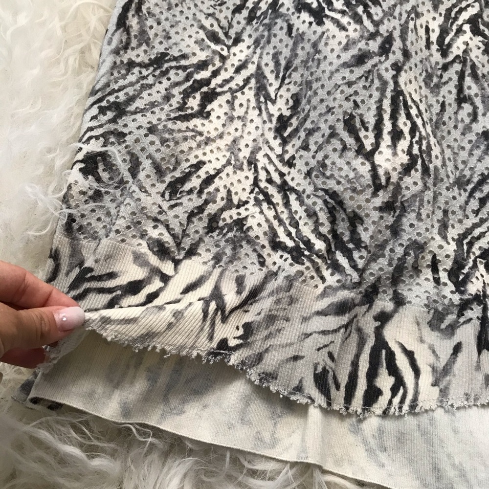 VICTOR ALFARO Printed Laser Cut Top - Picture 3 of 7